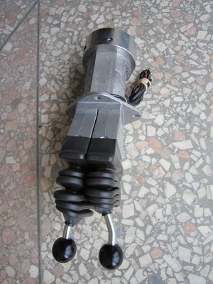 LGMC 4.91kg 12C0572 Pilot Control Valve Wheel Loader Spare Parts